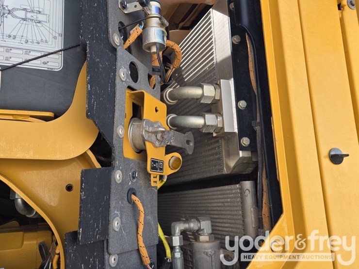 2015-caterpillar-140m3-awd-image-57