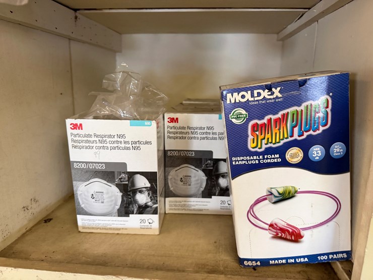 wall-section-(14)-boxes-of-nitrile-gloves,-(200+)-pairs-g-grip-gloves,-blakc-dot-gloves,-flame-resistant,-anit-seize,-&-related-image-15