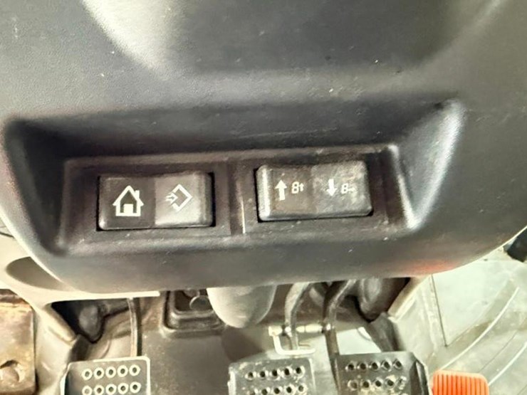 2014-case-ih-farmall-85c-image-9