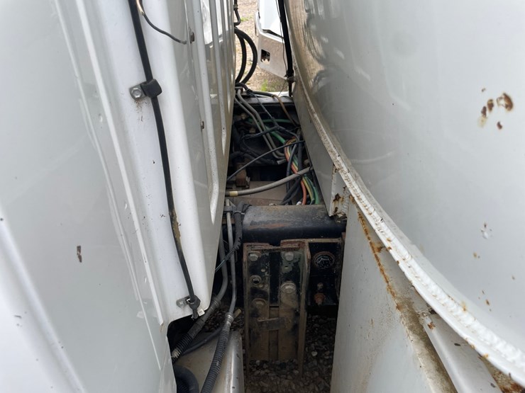 #1466-•-2003-chevrolet-c7500-fuel-and-lube-truck-(has-wy-title)-image-49