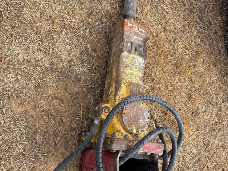 epiroc-sb302-hydraulic-breaker-excavator-attachment-image-3