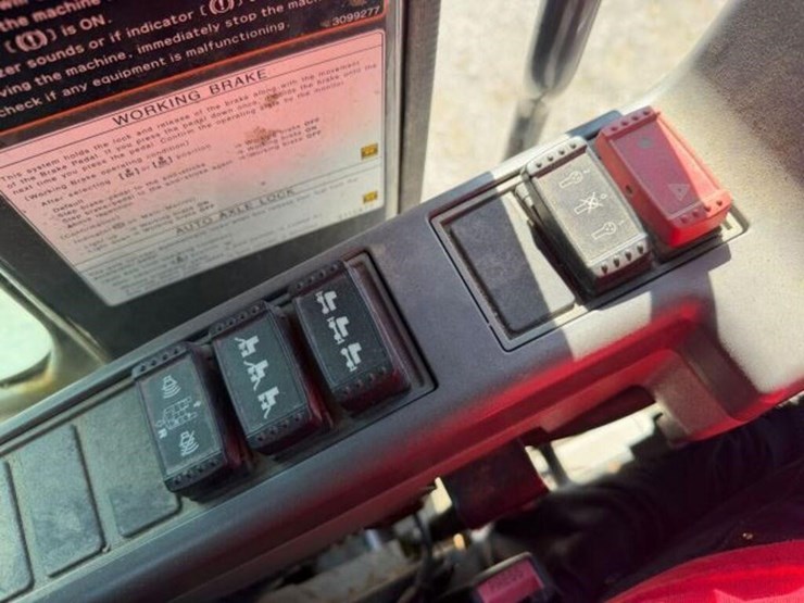 2014-hitachi-zx220w-3-image-13