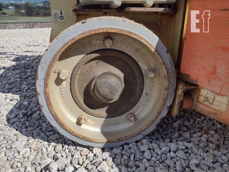 2011-jlg-1230es-image-11