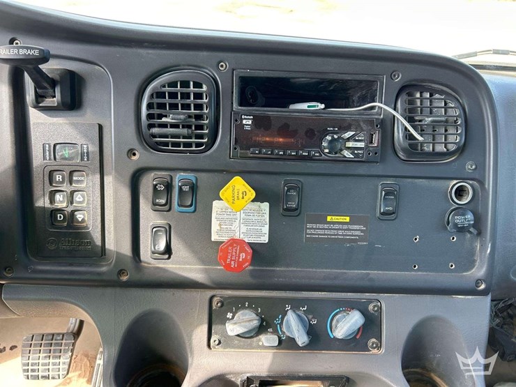 2019-freightliner-m2-106-image-16