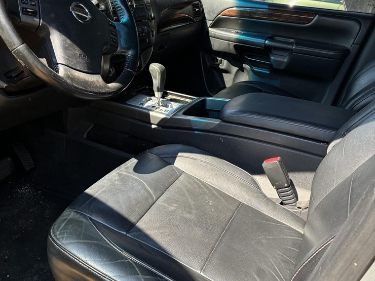 2012-nissan-armada-image-5