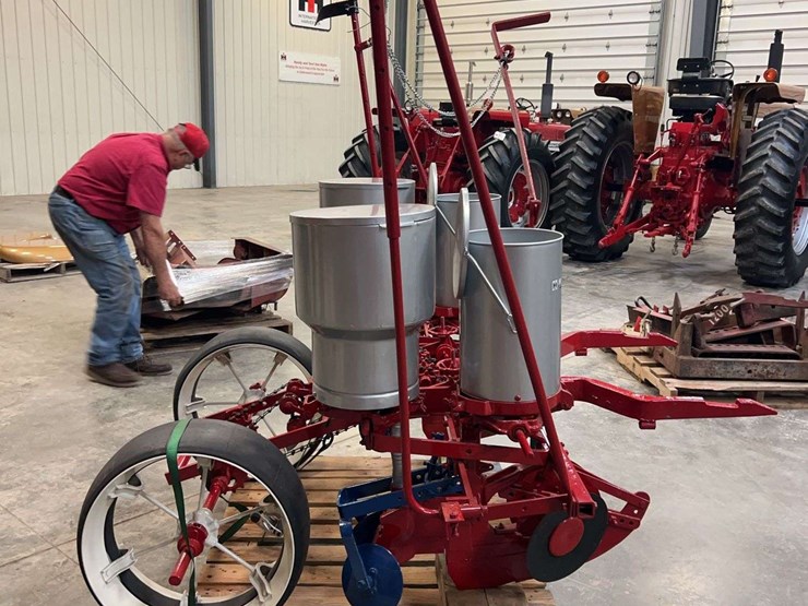 international-harvester-c251-two-row-fast-hitch-planter-image-4