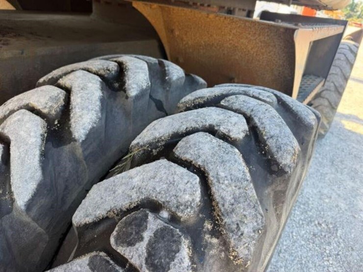2014-hitachi-zx220w-3-image-49