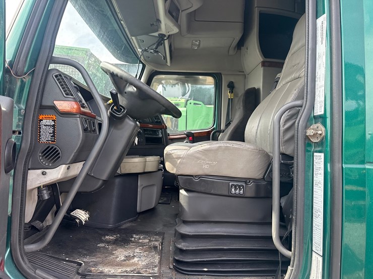 #61464-•-2007-volvo-vnl-sleeper-cab-truck-tractor-image-60