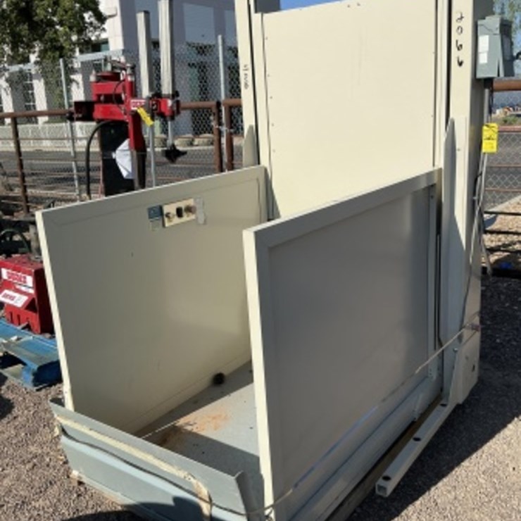 SAVARIA 750LB ELECTRIC CHAIR LIFT