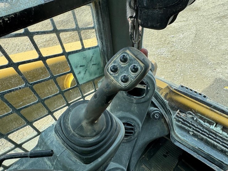 2017-caterpillar-259d-image-28