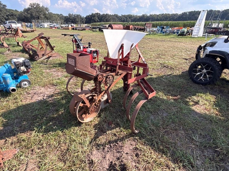 166---1-row-covington-planter-image-4