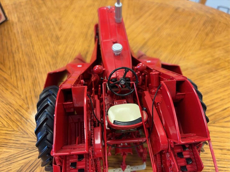 1/16-farmall-560-with-2-mh-corn-picker-precision-series-#14-image-16
