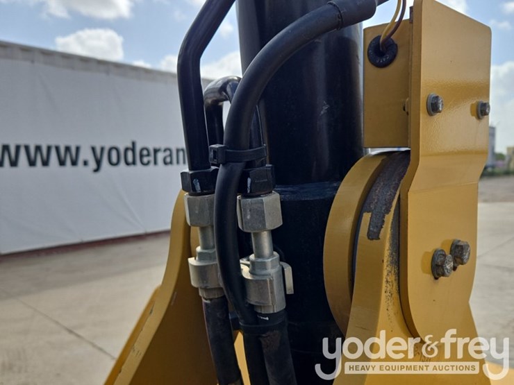 2019-caterpillar-420f2-image-22