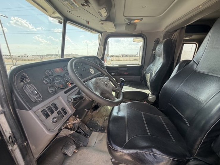 2013-peterbilt-367-image-12