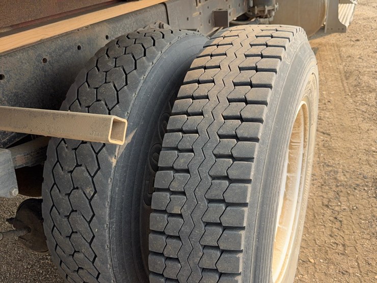 1987-freightliner-flc-grain-truck-image-15