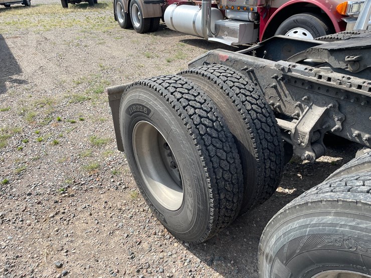 #1465-•-2007-volvo-ds-999-sleeper-cab-truck-tractor-(has-mn-title)-image-14