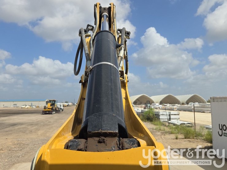 2019-caterpillar-420f2-image-39