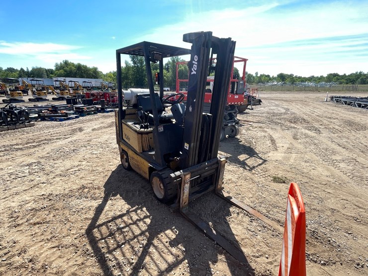 #1056-•-yale-forklift-image-2