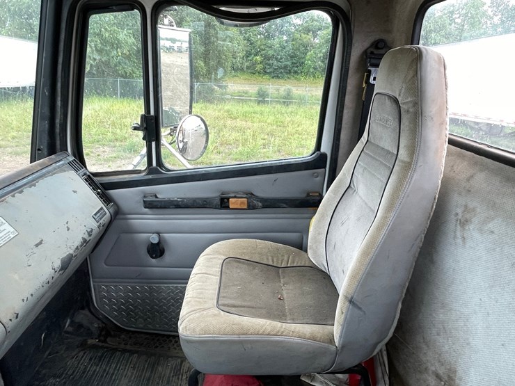 #1458-•-2001-freightliner-flatbed-truck-with-vac-excavator-system-(has-mn-title)-image-36