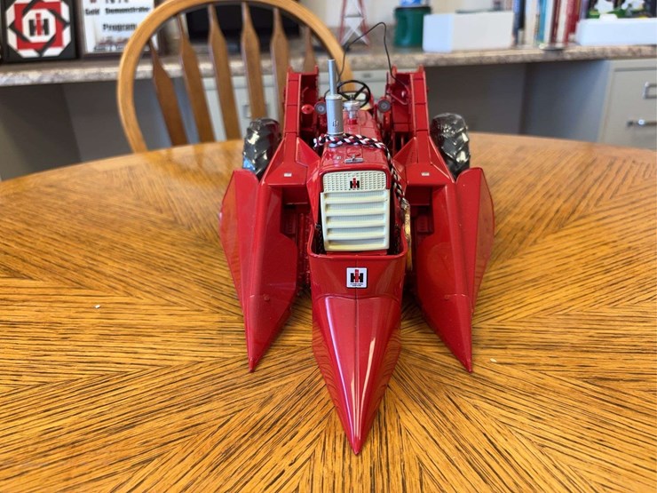 1/16-farmall-560-with-2-mh-corn-picker-precision-series-#14-image-7