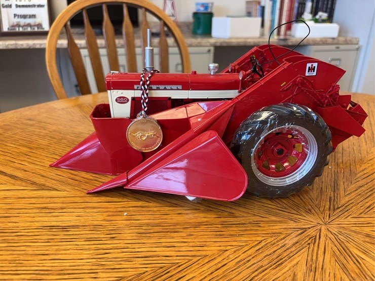 1/16-farmall-560-with-2-mh-corn-picker-precision-series-#14-image-13