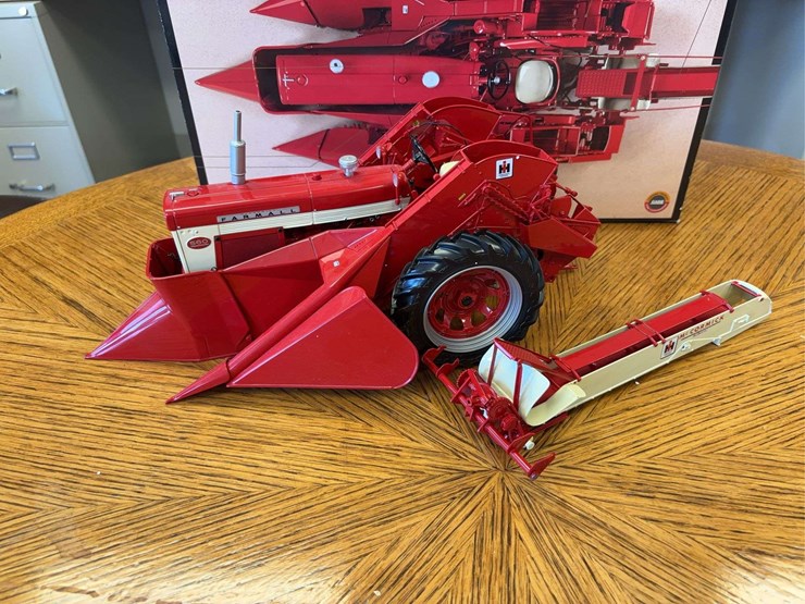 1/16-farmall-560-with-2-mh-corn-picker-precision-series-#14-image-2