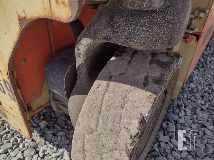 2011-jlg-1230es-image-20