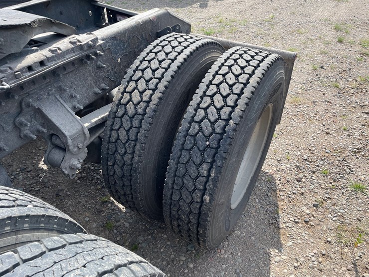 #1465-•-2007-volvo-ds-999-sleeper-cab-truck-tractor-(has-mn-title)-image-12