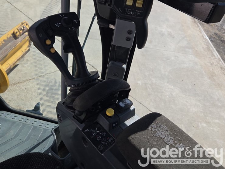 2015-caterpillar-140m3-awd-image-79