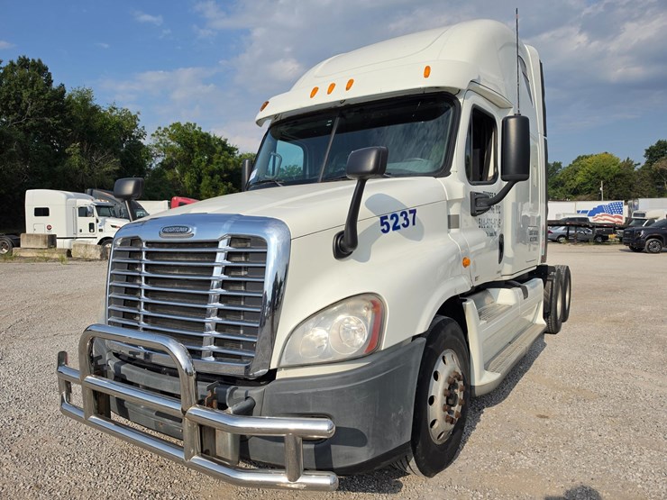2012-freightliner-cascadia-125-image-1