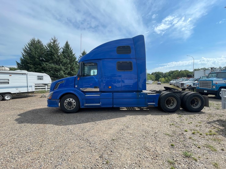 #1465-•-2007-volvo-ds-999-sleeper-cab-truck-tractor-(has-mn-title)-image-2