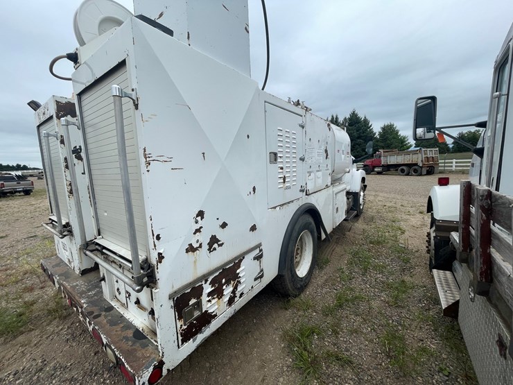 #1466-•-2003-chevrolet-c7500-fuel-and-lube-truck-(has-wy-title)-image-7