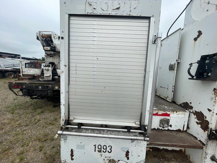 #1466-•-2003-chevrolet-c7500-fuel-and-lube-truck-(has-wy-title)-image-20