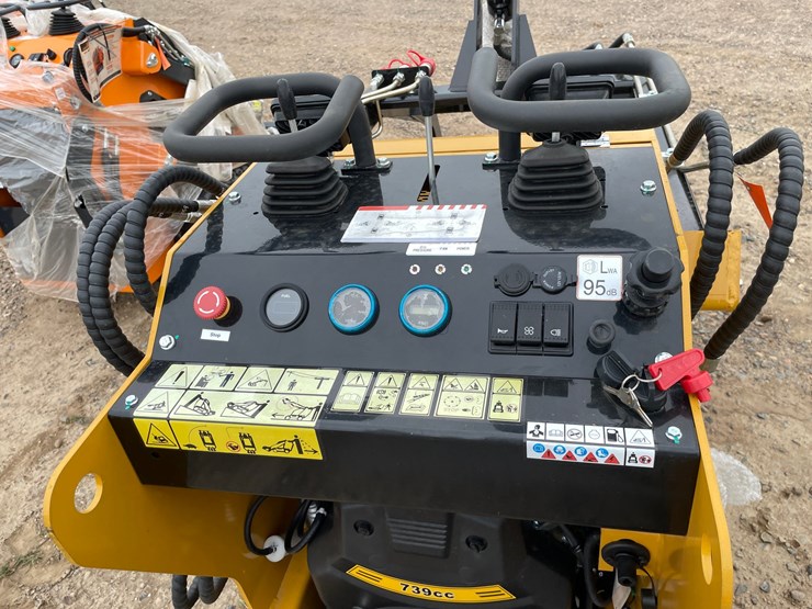 #5513-•-2026-agt-compact-track-loader-image-5