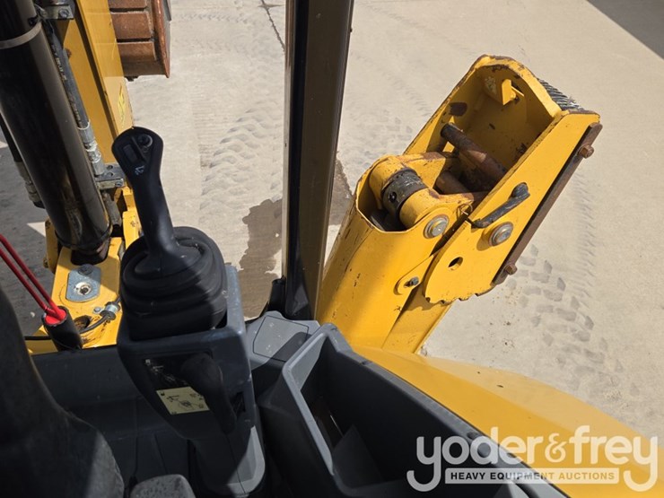 2019-caterpillar-420f2-image-56