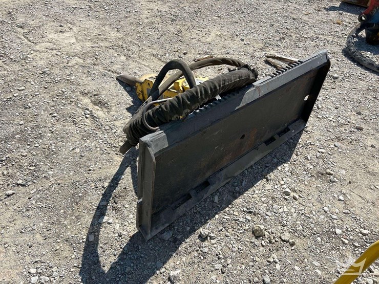 epiroc-sb302-hydraulic-breaker-skid-steer-attachment-image-2