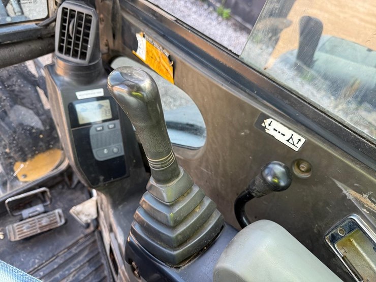 2005-deere-35d-image-22