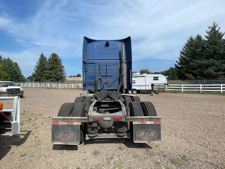 #1465-•-2007-volvo-ds-999-sleeper-cab-truck-tractor-(has-mn-title)-image-4