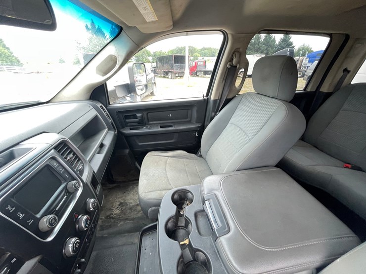 #1469-•-2015-ram-4500-service-truck-(has-mn-title)-image-32