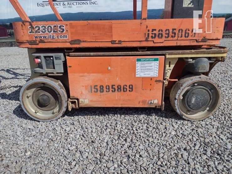2011-jlg-1230es-image-8