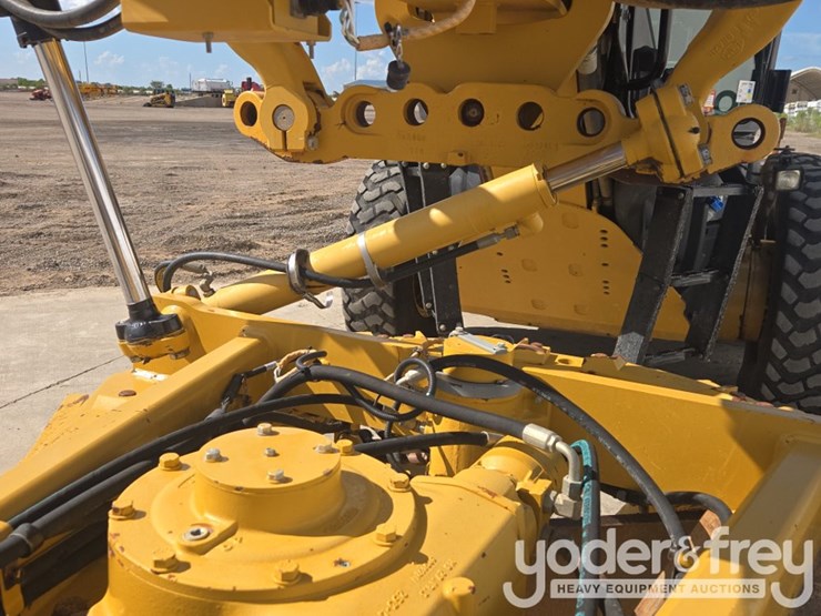 2015-caterpillar-140m3-awd-image-21