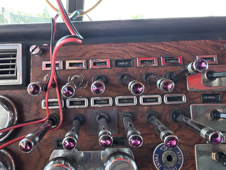 1992-peterbilt-379-image-52