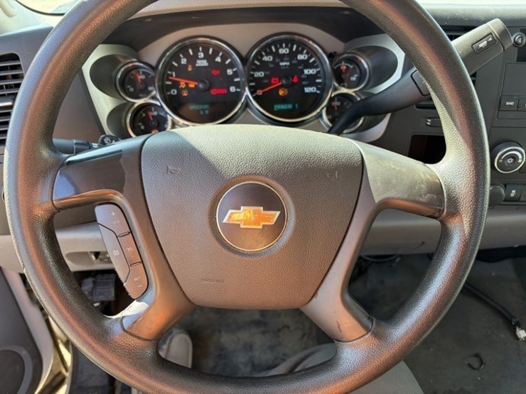 2013-chevrolet-silverado-2500-image-29