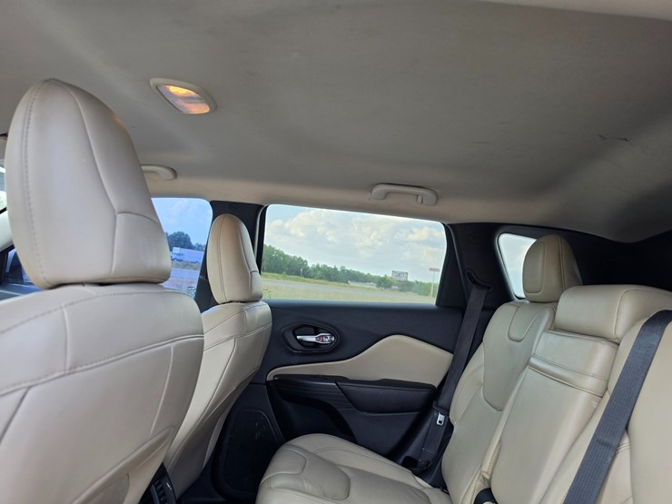 2015-jeep-cherokee-image-49
