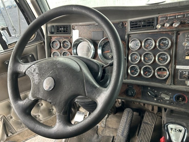 2006-kenworth-w900-image-16