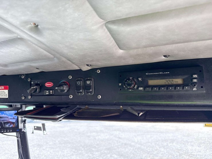 2014-peterbilt-320-image-32