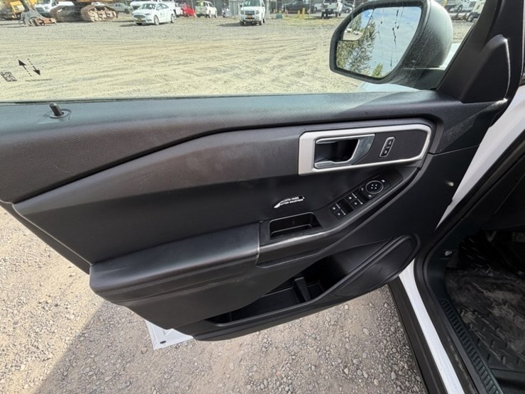 2020-ford-explorer-image-25