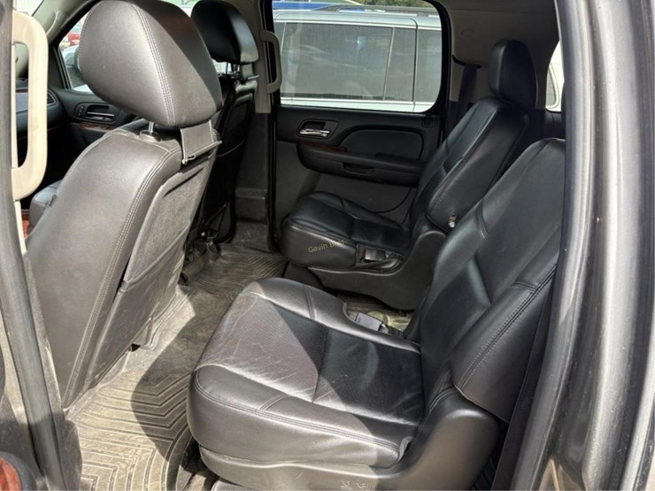 2012-chevrolet-suburban-image-6