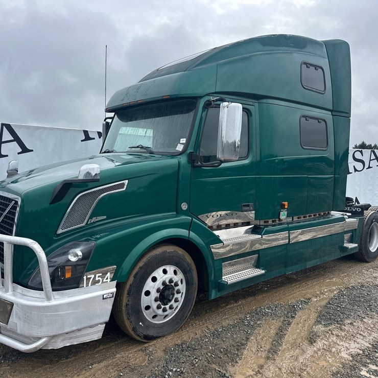 #61464 • 2007 Volvo VNL Sleeper Cab Truck Tractor