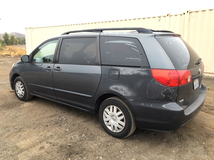 2008-toyota-sienna-ce-image-4